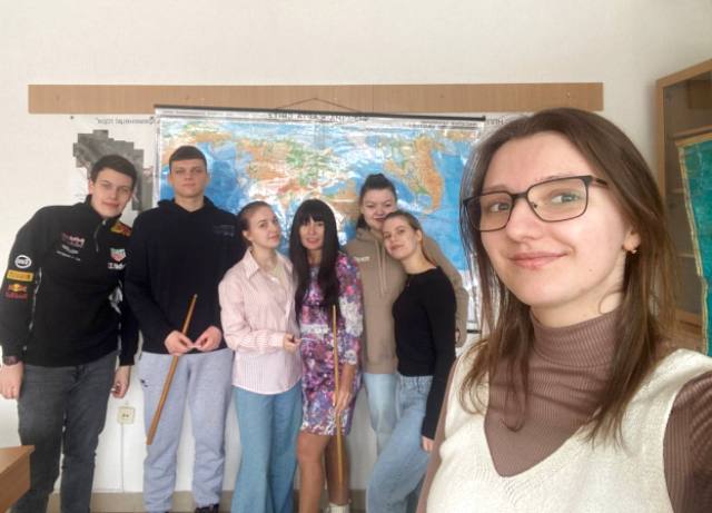  Пам'ятне фото після завершення географічного квесту. Дякуємо студентам за активність, а Марті Андріївні — за креативність!